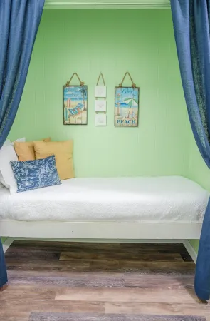 Sun, Sand and Pool : Condo at Savannah, Tybee Отели рядом с достопримечательностью «Cockspur Island Lighthouse»