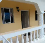 Charming 3-bedroom apartment in enchanting St. Andrew Parish with AC, WiFi. Hotels in Harbour View