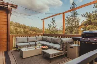 3-bedroom chalet in enchanting Bailey, Walk to town, Game Room, BBQ