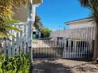 4 Bedroom Californian Bungalow - Sleeps 9. Short Walk to Shops, Beach and pub 세인트 레오나드 호텔