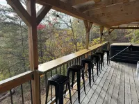 NEW Charming 3-bedroom cabin with WiFi, Hot Tub & ATV trailer parking in RRG