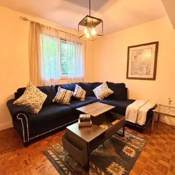 Cozy One Bedroom Basement Apt with Free Parking Отели в г. Маркем