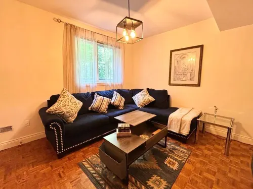 Cozy One Bedroom Basement Apt with Free Parking