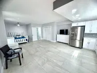 Turnkey Modern Studio in the Upper Keys – Stylish, Bright & Fully Equipped!