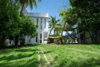 Family-sized entire house with private pool. 10 minutes to a black sand beach!