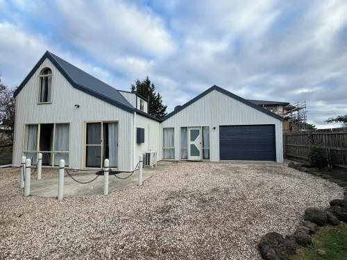 Room for the biggest Boat, pet friendly Hotels in Coronet Bay