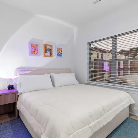 3/3 sauna, arcade, play couch, 70" TV, fire pit, balconies, 6 min from downtown