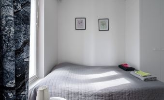 Spacious 2BR Apt - Lake View & Sauna