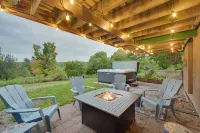 Hermantown Home w/ Decks, Grill & Hot Tub! - شرفة