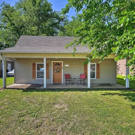 Quaint Downtown Murfreesboro Cottage w/ Lush Yard