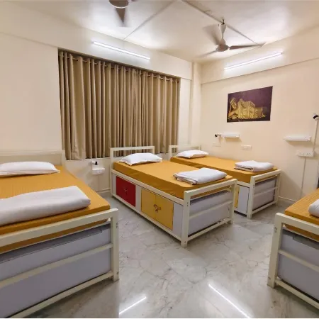 City Central Hostel Отели рядом с достопримечательностью «Консульство США»