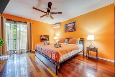 Luxe Pocono Retreat! Hot Tub Firepit Sauna Game Room Fireplace Ski BBQ Lake Pool Hotels near Kalahari Resorts & Conventions - Poconos