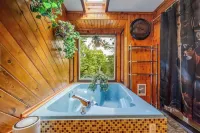 Stunning! Pocono Escape! HotTub Sauna Pool Ski Pet-Friendly Fireplace Fishing