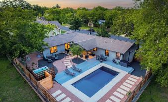 Das Weinhaus Pool & Hot Tub - Walk to Main St