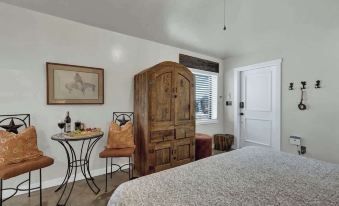 Tejas Suite Walking Distance to Main St!