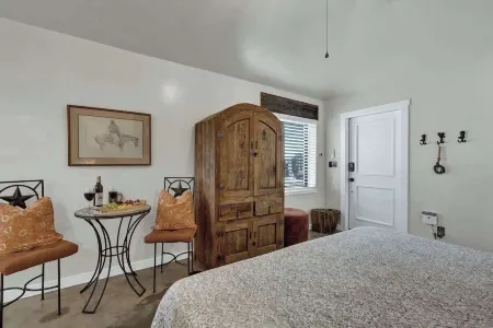 Tejas Suite Walking Distance to Main St!