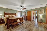 Gettin' Guada Loopy with Hot Tub & Riverfront Hotels in Geronimo