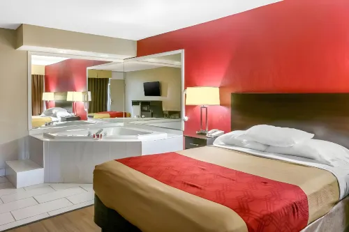 Econo Lodge Hotels in Shorewood