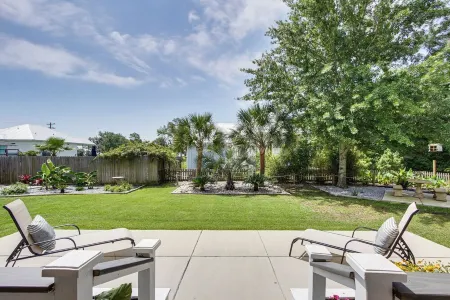 Custom Coastal Getaway in the Heart of Long Beach, stroll to beach and dining Отели рядом с достопримечательностью «Long Beach Yacht Club»