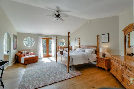 4000 sq ft Lakeside Escape Near Yosemite With Private Dock and Lake Access