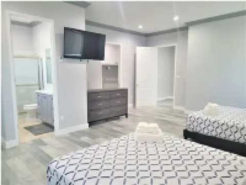 High Ceiling*2-levels Home*5 miles to Disneyland Hotels near Christ Cathedral