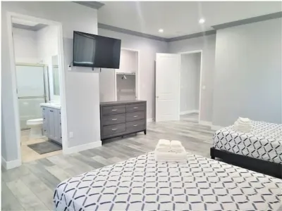 High Ceiling*2-levels Home*5 miles to Disneyland Hotels near The Map Sports Facility