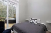 Riverfront Cabin, Hot tub, Fire Pit, Grill, Wi-Fi, Private, Fishing, Swimming 사우스 토프트 호텔