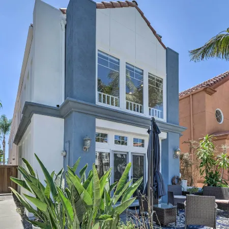 Oceanside Home w/ Rooftop Patio - Steps to Beach!