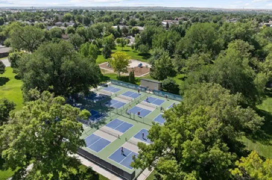 Windsor Farmhouse Family Fun, Yard & Fireplace