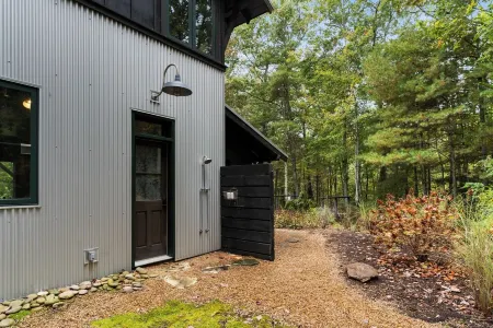 Private Modern Cabin with Hot Tub, Cozy Heated Floors and Outdoor Fireplace.