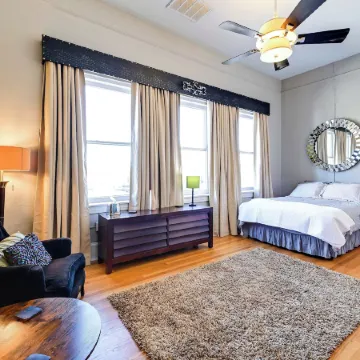 Historic Decatur Apt w/ City Square Views