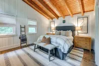 Chic Highlands Cabin Retreat w/ Deck + Office! - parking