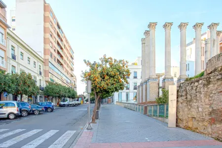 Genteel Home Claudio Marcelo Отели рядом с достопримечательностью «Murallas del Castillo de la Judería»