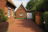 New!!! Cozy little holiday home in an ideal location right on the dike Hotels in Tossens