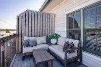 Lone Star Loft on the Mississippi River! Hotels in Le Claire