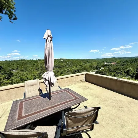 "AMAZING RETREAT" Minutes to Downtown Hollister, Branson and Thunder Ridge