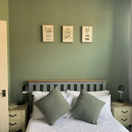 Charming 2 br apartment next to worthing station, close to town and seafront Отели в г. Уэртинг