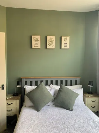 Charming 2 br apartment next to worthing station, close to town and seafront