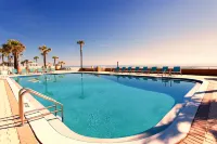 Holiday Inn & Suites 代託納比奇上的海洋 - 海滩
