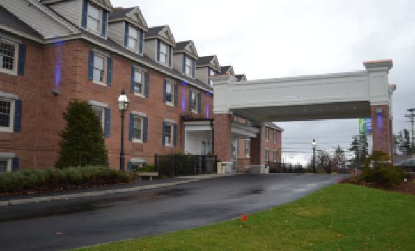 Holiday Inn Express & Suites MERRIMACK by IHG