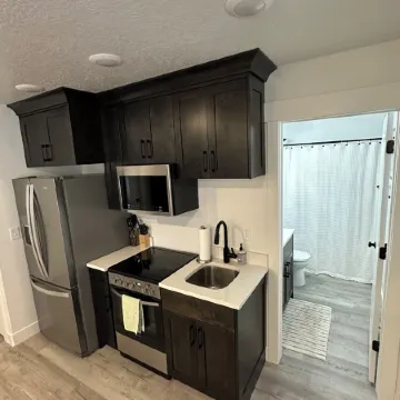 Modern 1 BR + Kitchen Comfort