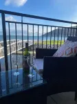 Newcastle Seafront apartment with WiFi & Parking