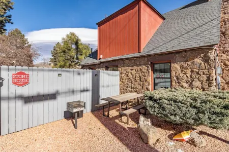 NoHo Stone Bungalow w/AC, W/D, 2 Smart TVs w/Speedy WiFi at Forest & Beaver St Отели рядом с достопримечательностью «Обсерватория Лоуэлла»