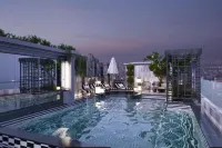 Manevi Premier Hotel - Rooftop Pools