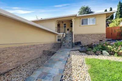 Crest retreat home Golden Tee Golfland附近的飯店