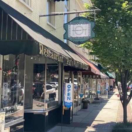 Stay downtown within walking distance of restaurants, shopping, and breweries!