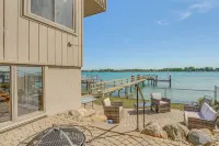 Spacious Riverfront Home w/ Dock in St Clair! - Homestays