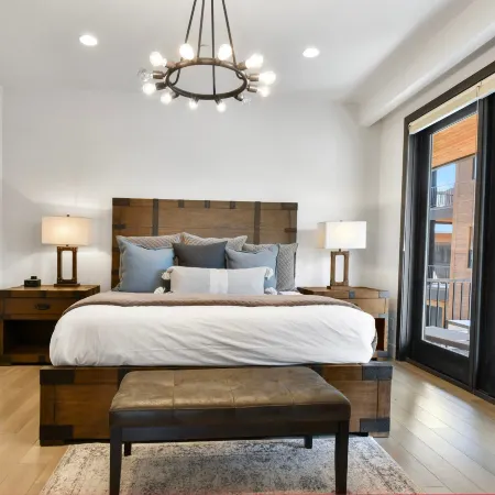 Walk to Skiing, Exceptional Juniper Landing 4 BR, Private Hot Tub, Golf Course Views, Outdoor Pool