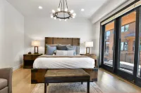 Walk to Skiing, Exceptional Juniper Landing 4 BR, Private Hot Tub, Golf Course Views, Outdoor Pool