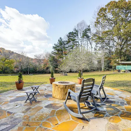 3 Mi to Hiawassee: 'Berry Cute Country Cottage'
